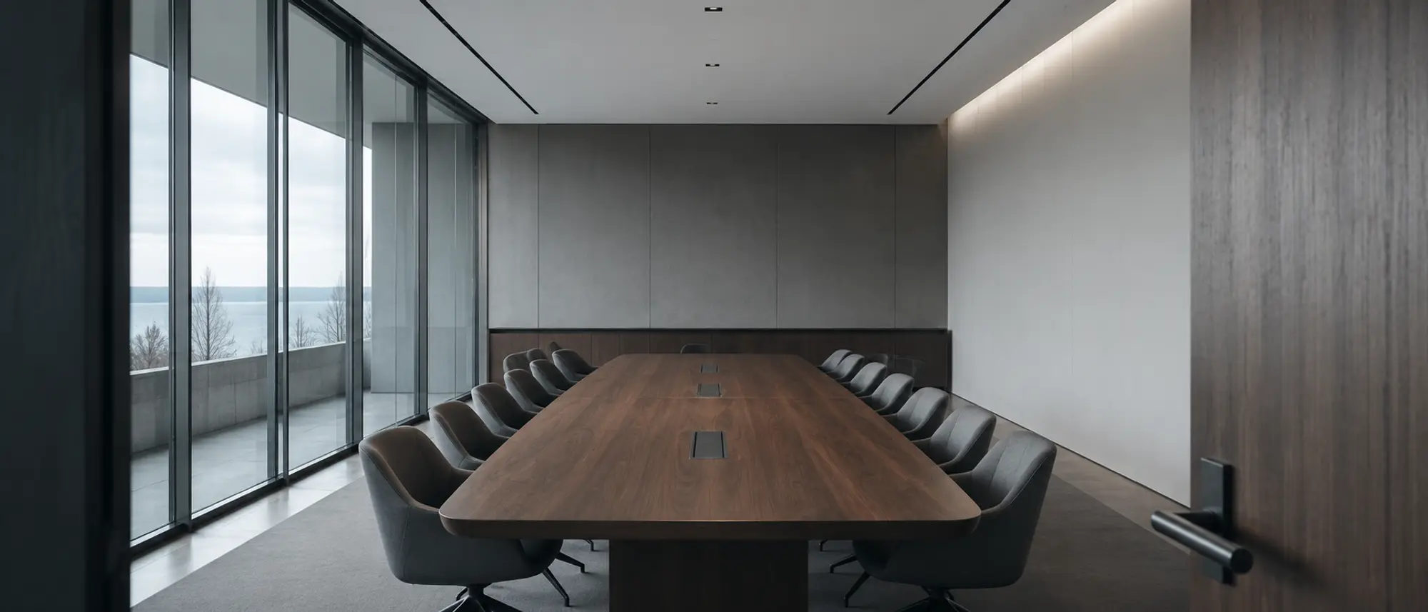 Sala de reuniones de la firma, con ventanal a la bahía.